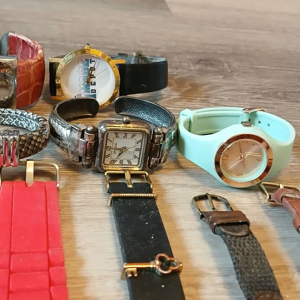 Huge Watch Lot of 40+ Mixed Brands Vintage & Modern Parts/Repair Untested-Box D3